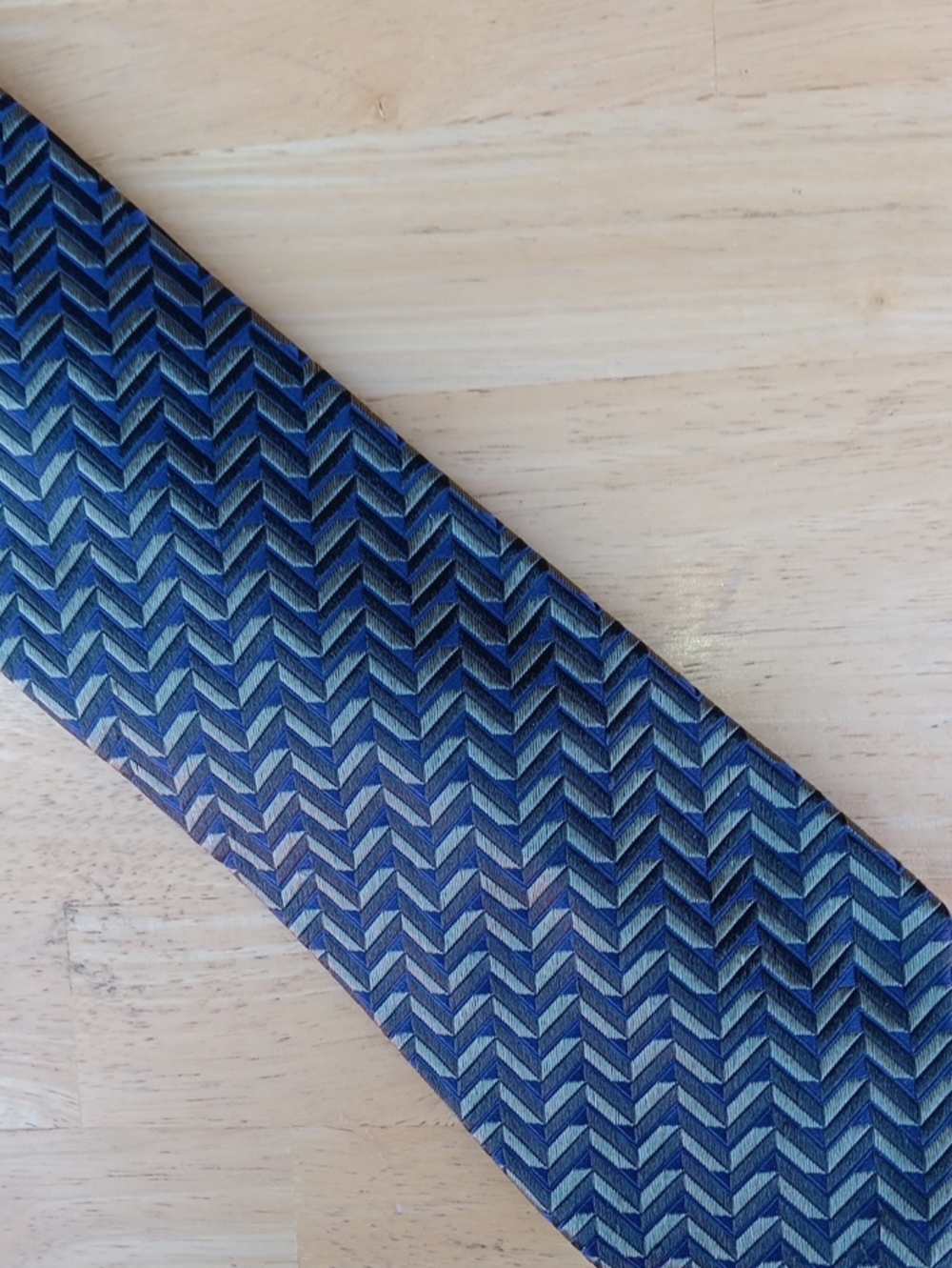 XMI Platinum series Men's Navy Chevron Pattern Silk-Blend Tie